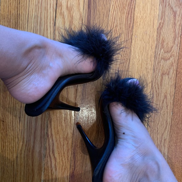 Black fluffy feather heels 😍 - Picture 4 of 8